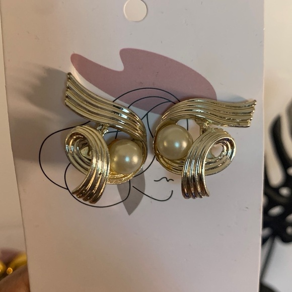 Faux Pearl Swirl Earrings - Picture 1 of 1